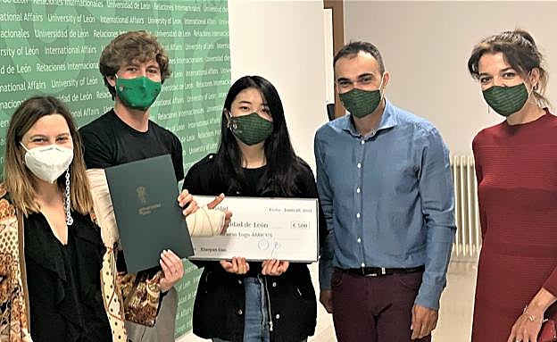 Imagen principal - La estudiante de economía de la ULE, Xioyang Guo, recibe el premio de diseño del logo &#039;Amicus&#039;