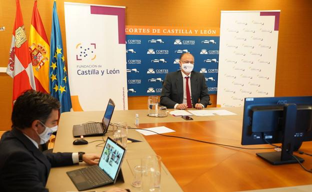 Luis Fuentes, presidente de la Fundación Castilla y León, durante un pleno telemático.