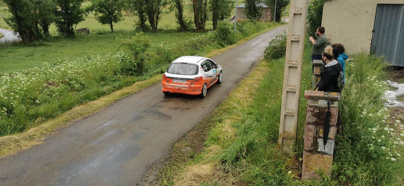 Las carreteras y curvas de la montaña central leonesa se convierten este sábado en el circuito del XXIII Rallye de León con etapas que recorren desde los tramos de la mina en la zona de Gordón hasta los valles de Arbás y Omaña