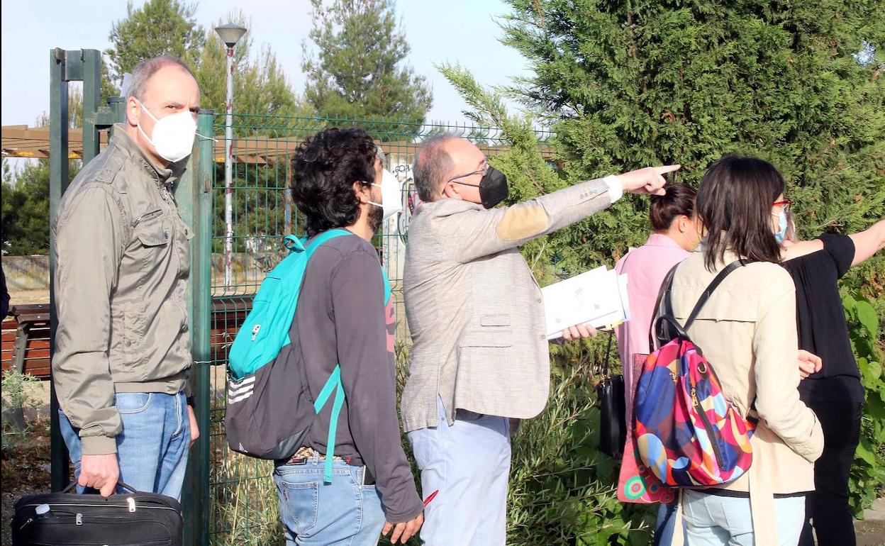 Llegada de los opositores a los lugares de examen.