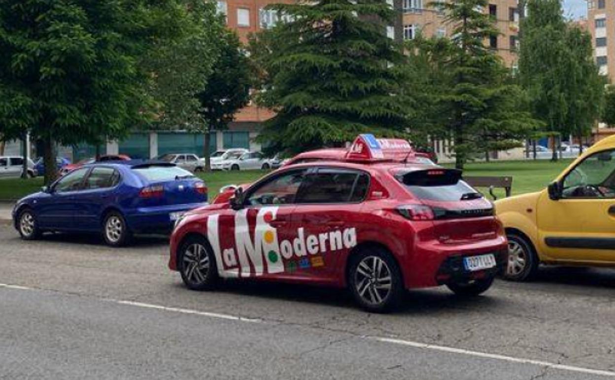 Un coche de una autoescuela.