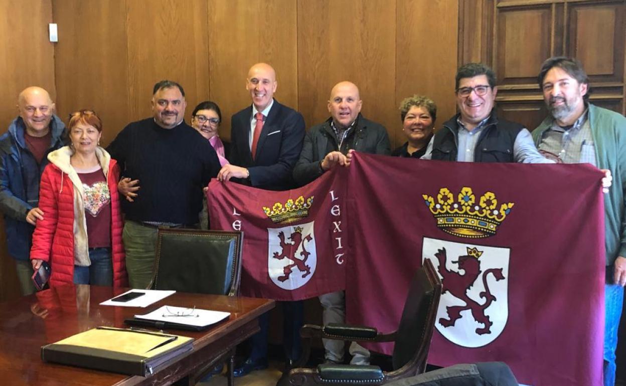 Visita de los representantes de Conceyu al alcalde.