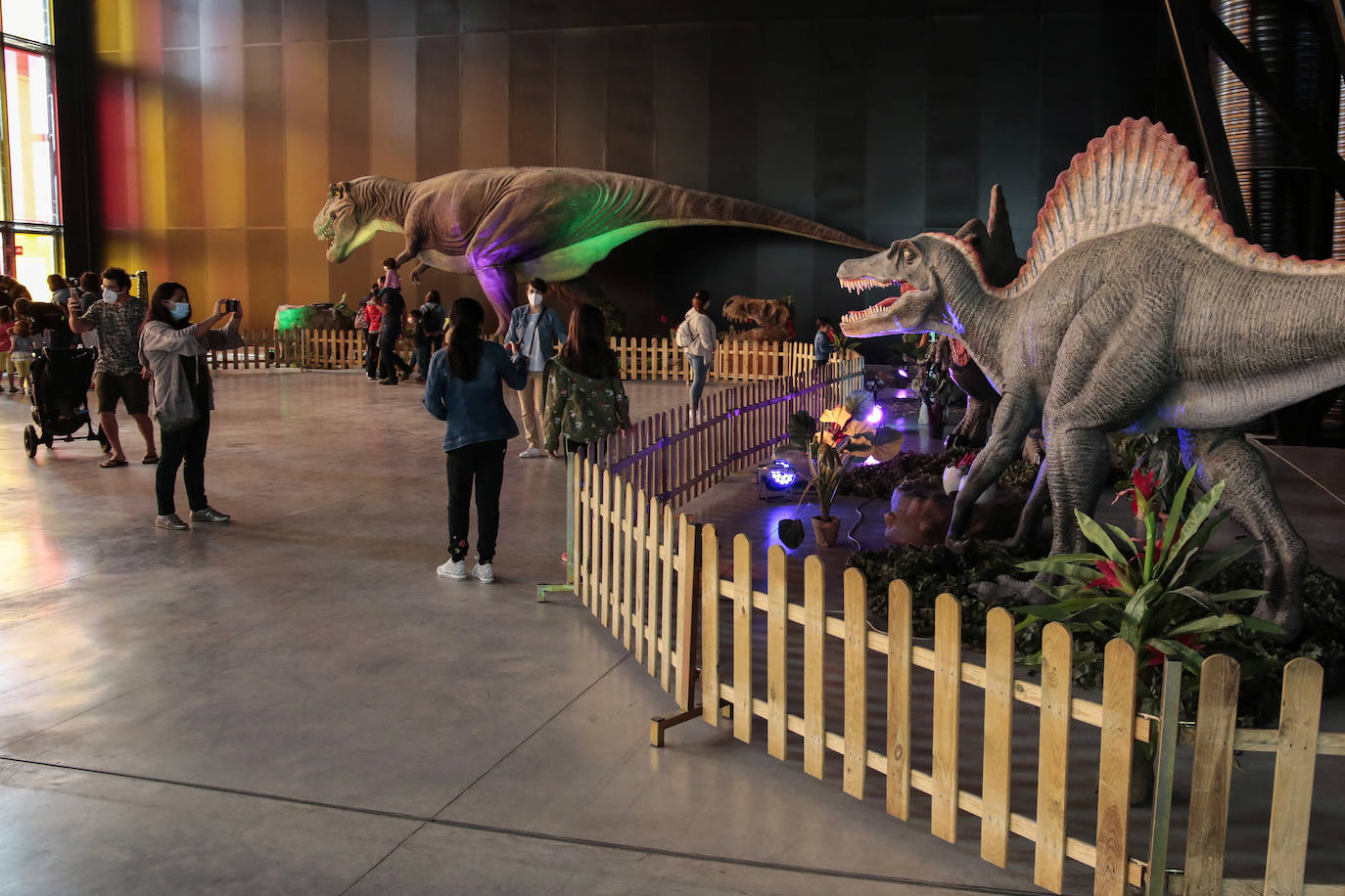 León acoge una exposición itinerante de dinosaurios animatrónicos.