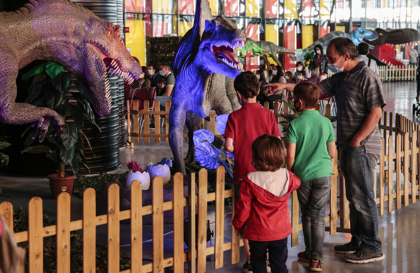 León acoge una exposición itinerante de dinosaurios animatrónicos.