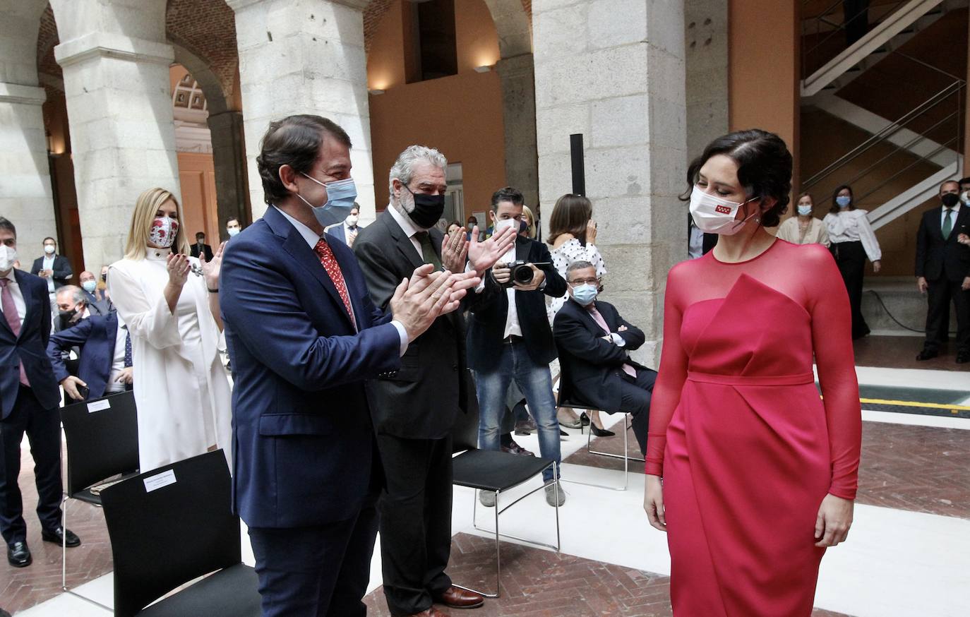 El presidente de la Junta de Castilla y León, Alfonso Fernández Mañueco, asiste a la toma de posesión de la presidenta de la Comunidad de Madrid, Isabel Díaz Ayuso..