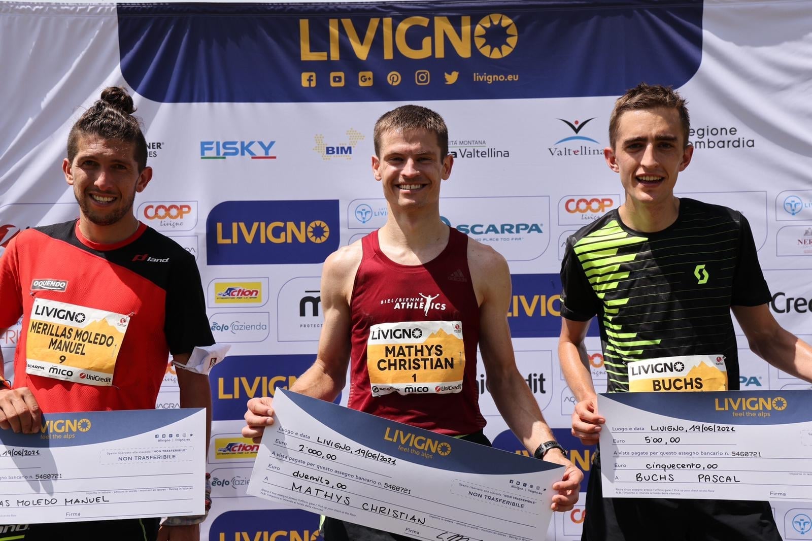 Manuel Merillas, a la derecha, posa tras finalizar en segunda posición en Livigno.