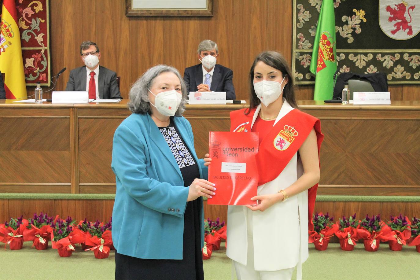 La ULE entregó los premios y becas a varios alumnos de la Facultad de Derecho, en el día de su patrón.