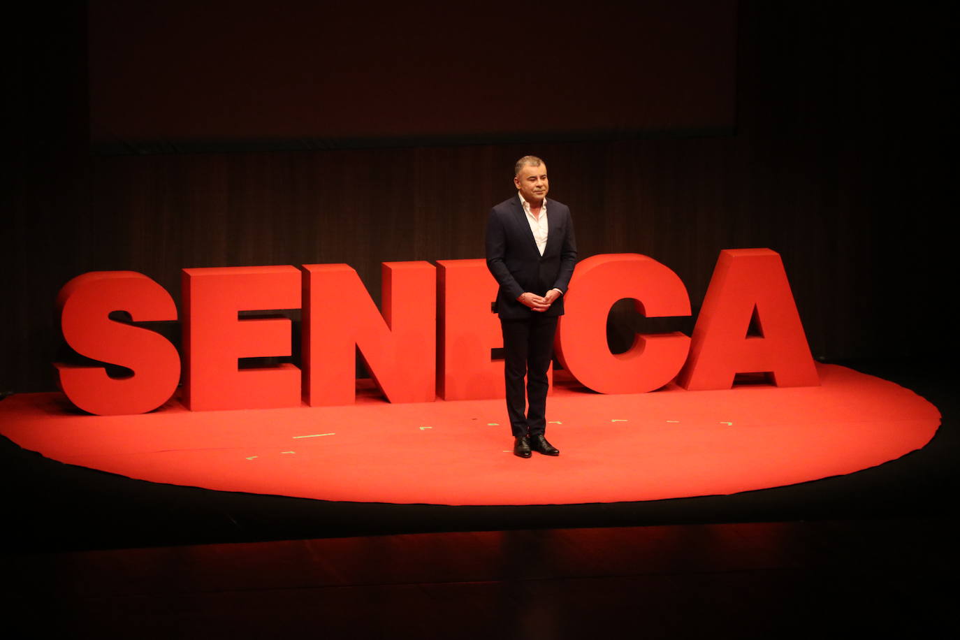 El reconocido presentador ha puesto este domingo sobre las tablas del Auditorio la obra 'Desmontando a Séneca', en la que ha reflexionado sobre las grandes incógnitas que el ser humano nunca sabe contestar