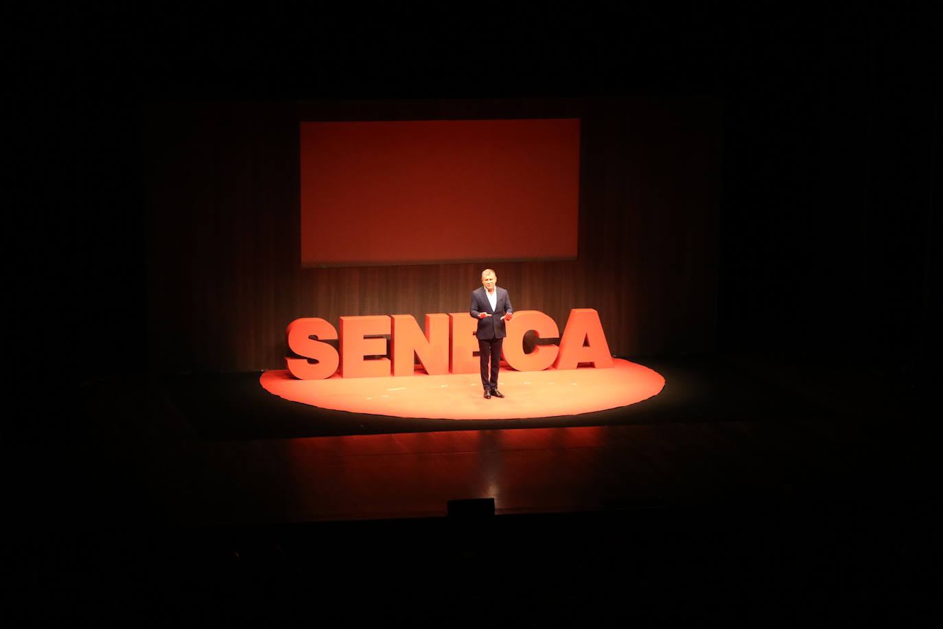 El reconocido presentador ha puesto este domingo sobre las tablas del Auditorio la obra 'Desmontando a Séneca', en la que ha reflexionado sobre las grandes incógnitas que el ser humano nunca sabe contestar