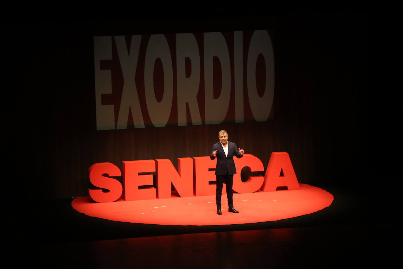 El reconocido presentador ha puesto este domingo sobre las tablas del Auditorio la obra 'Desmontando a Séneca', en la que ha reflexionado sobre las grandes incógnitas que el ser humano nunca sabe contestar