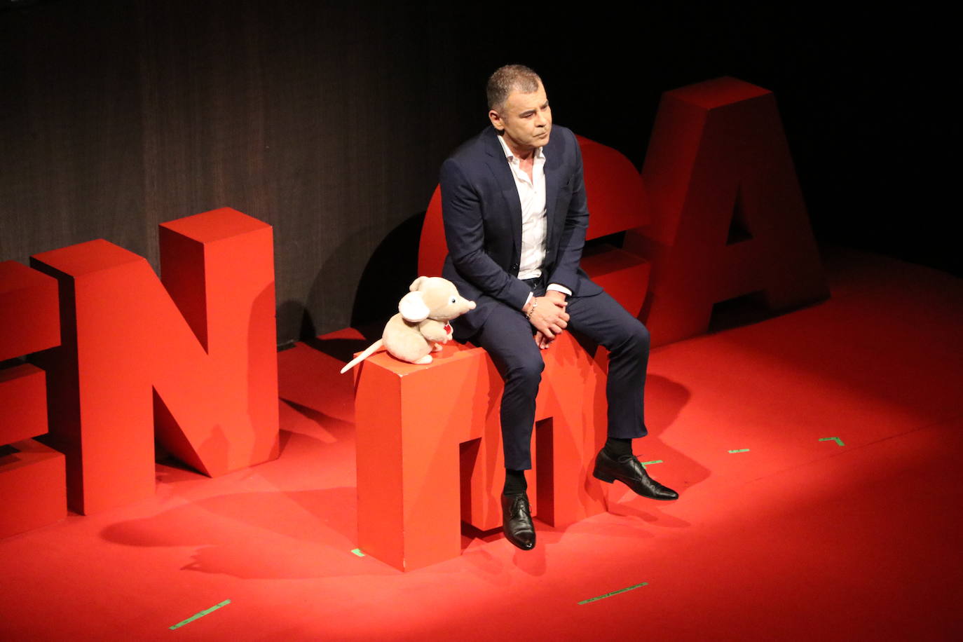 El reconocido presentador ha puesto este domingo sobre las tablas del Auditorio la obra 'Desmontando a Séneca', en la que ha reflexionado sobre las grandes incógnitas que el ser humano nunca sabe contestar