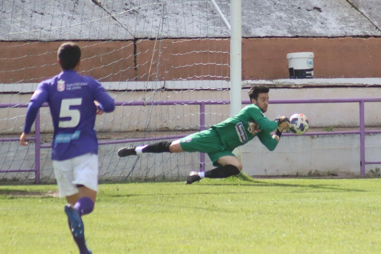 El conjunto morado desciente de la Tercera División tras perder ante el Almazán.