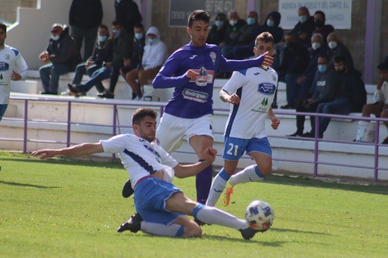 El conjunto morado desciente de la Tercera División tras perder ante el Almazán.