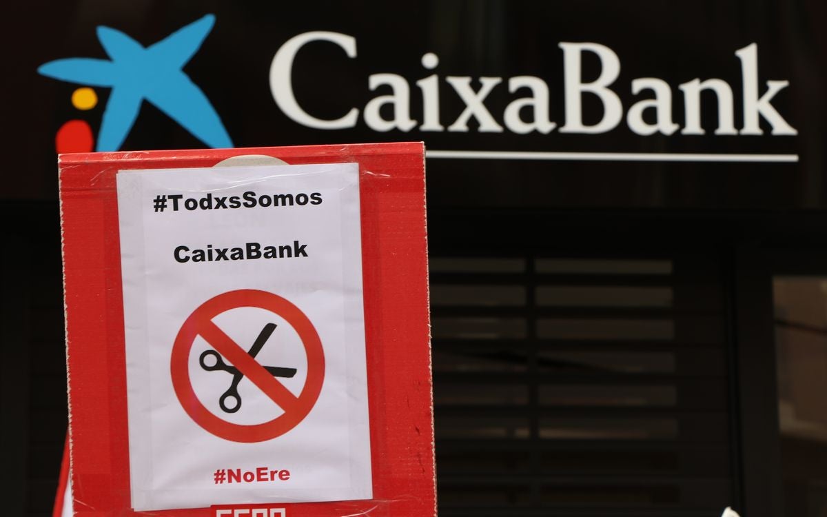 La plantilla de la entidad bancaria en León se concentra en protesta por las condiciones del ERE planteado por la dirección