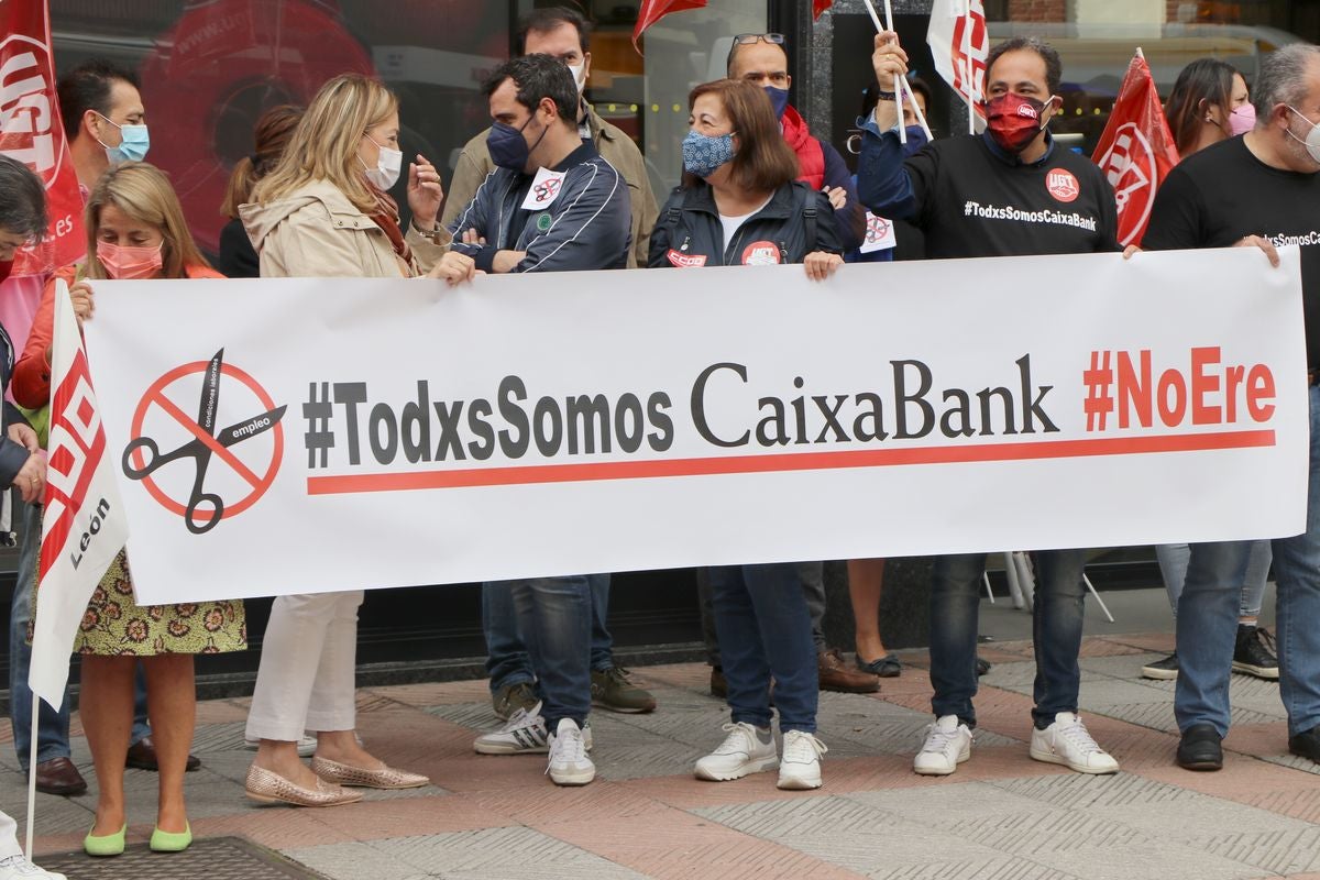 La plantilla de la entidad bancaria en León se concentra en protesta por las condiciones del ERE planteado por la dirección