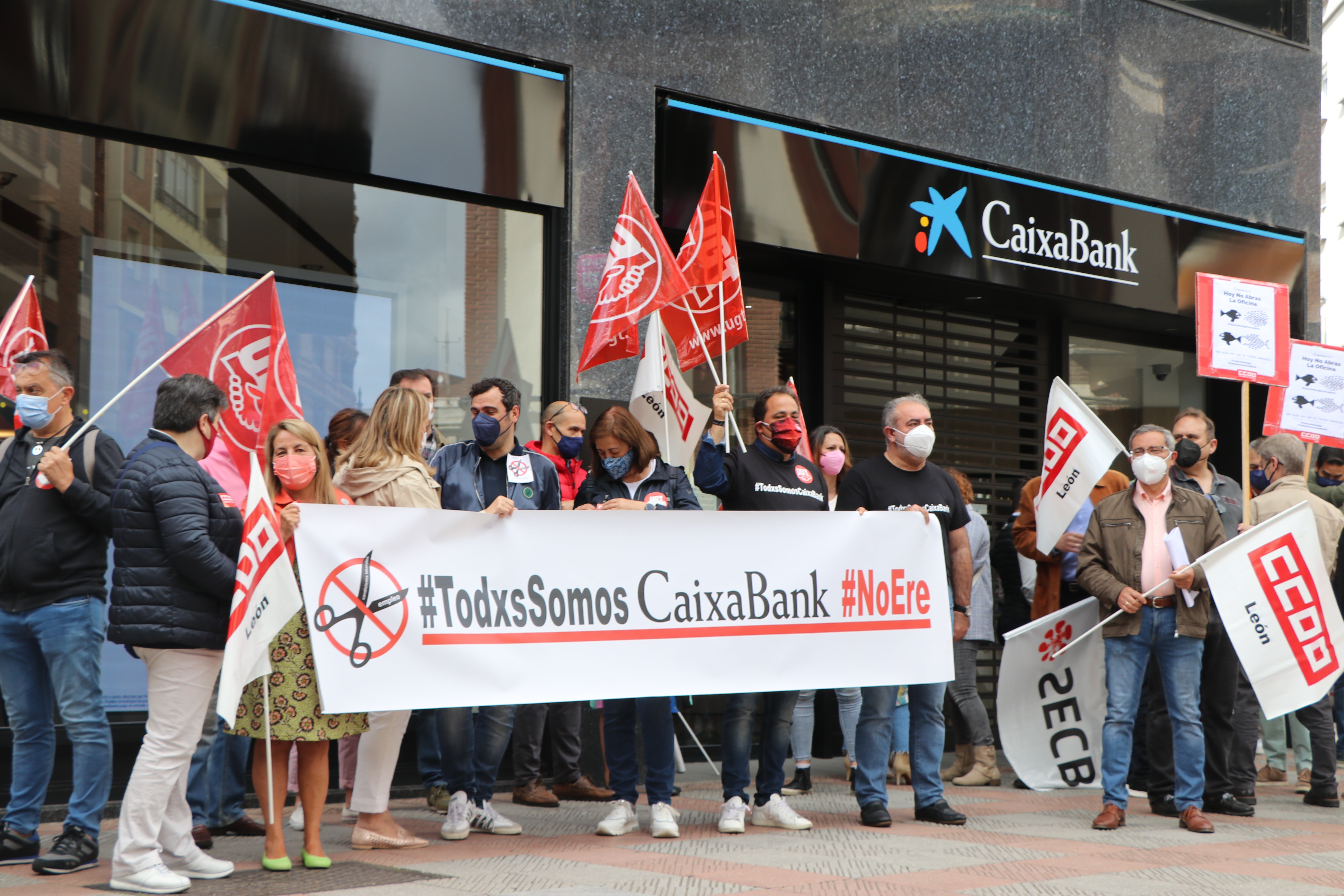 La plantilla de la entidad bancaria en León se concentra en protesta por las condiciones del ERE planteado por la dirección