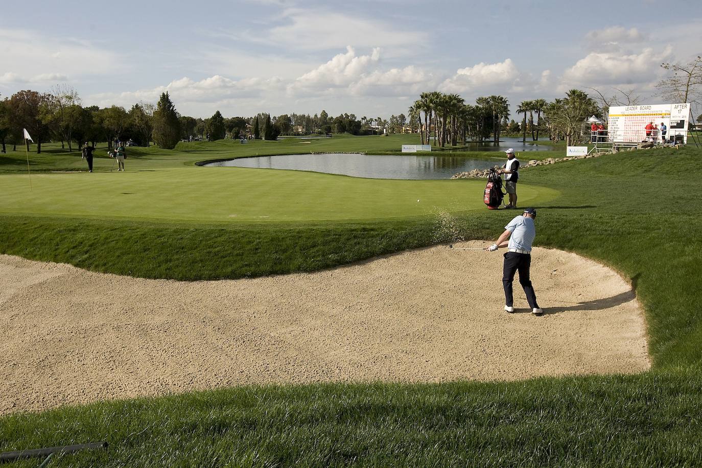 Real Club Sevilla Golf. Está en Sevilla y destaca por su carácter familiar. Su recorrido es prácticamente plano.