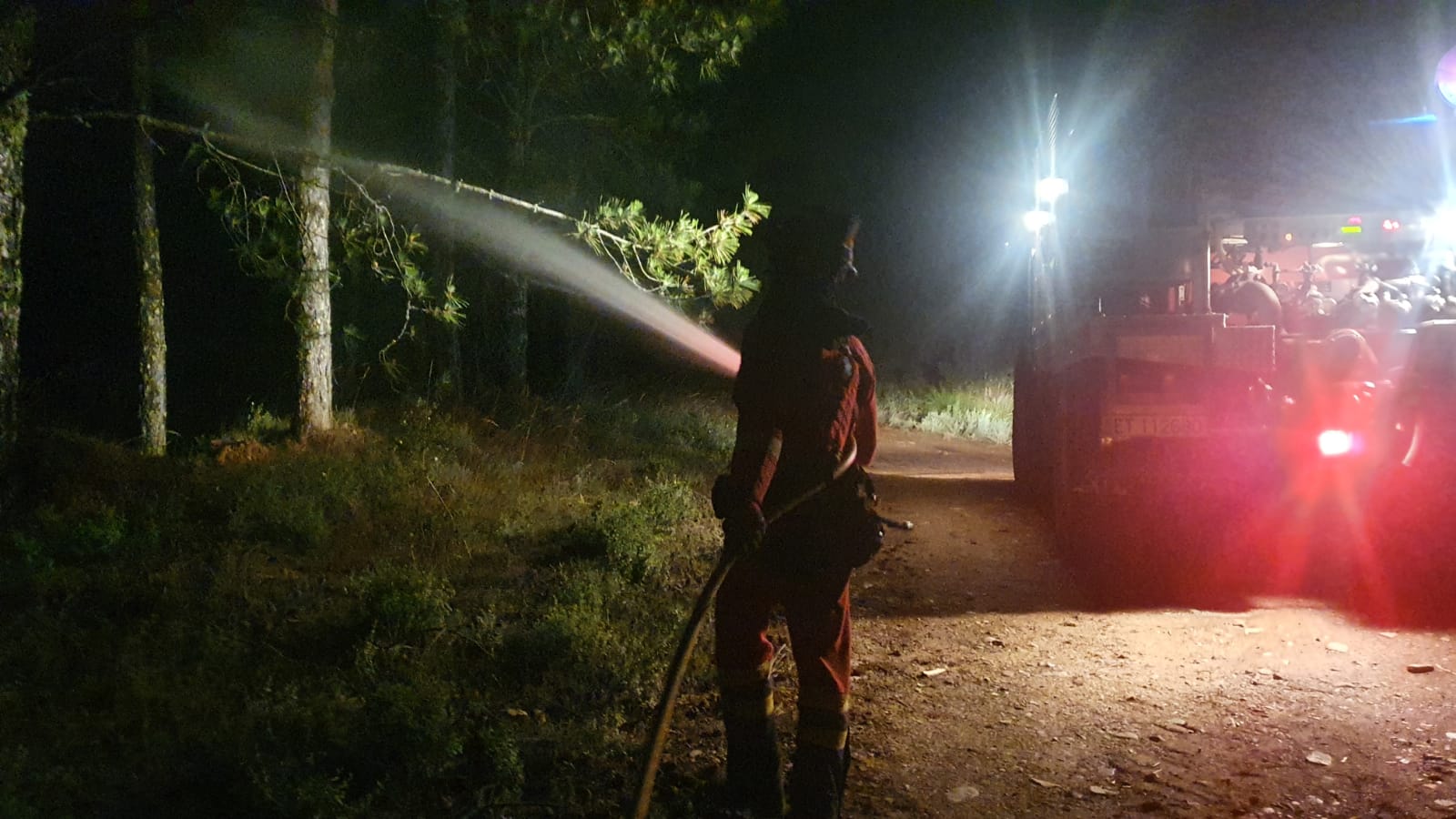 Cerca de 140 militares y medio centenar de vehículos participan en el ejercicio de instrucción y adiestramiento de Lucha Contra Incendios Forestales (LCIF) en El Bierzo que se extiende hasta este miércoles. 