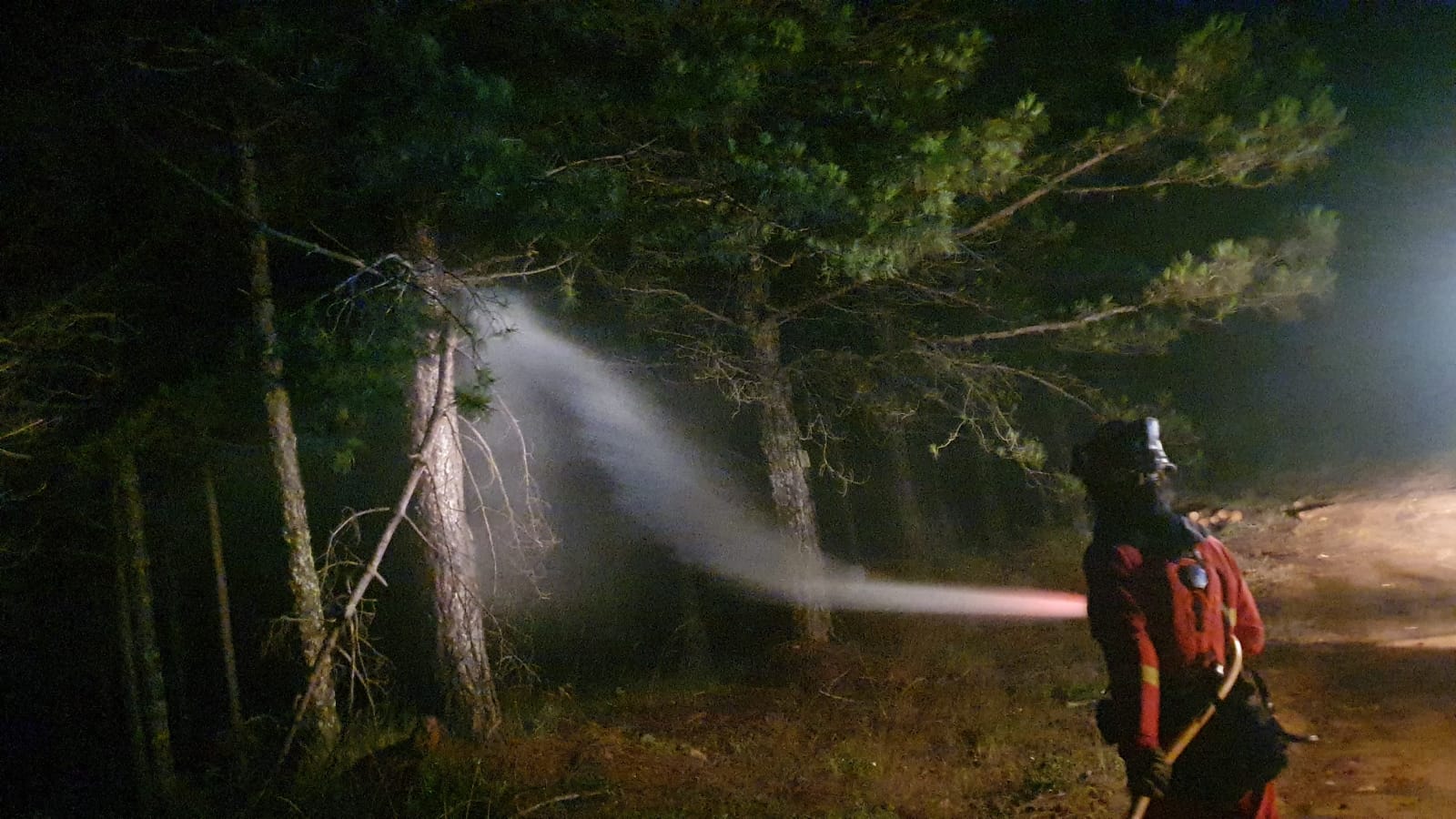 Cerca de 140 militares y medio centenar de vehículos participan en el ejercicio de instrucción y adiestramiento de Lucha Contra Incendios Forestales (LCIF) en El Bierzo que se extiende hasta este miércoles. 