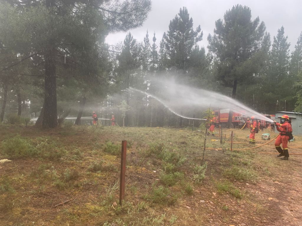 Cerca de 140 militares y medio centenar de vehículos participan en el ejercicio de instrucción y adiestramiento de Lucha Contra Incendios Forestales (LCIF) en El Bierzo que se extiende hasta este miércoles. 