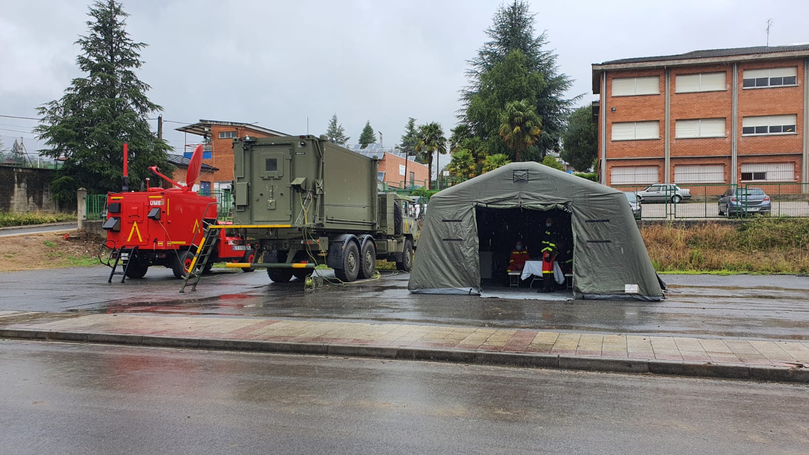 Cerca de 140 militares y medio centenar de vehículos participan en el ejercicio de instrucción y adiestramiento de Lucha Contra Incendios Forestales (LCIF) en El Bierzo que se extiende hasta este miércoles. 