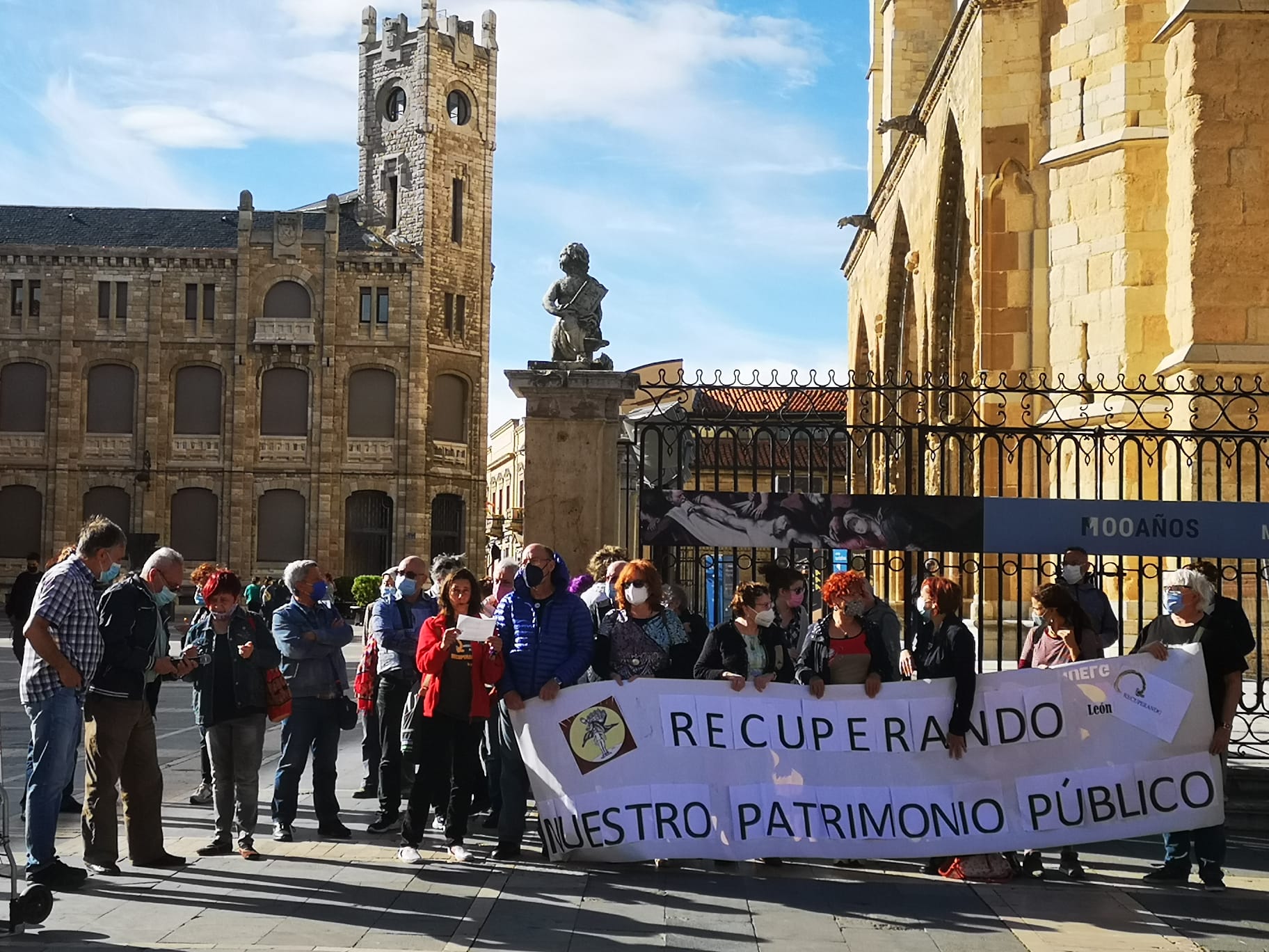 Cerca de 50 personas se concentran frente a la Catedral de León en contra de las «matriculaciones inconstitucionales» de inmuebles por parte de la Iglesia Católica.