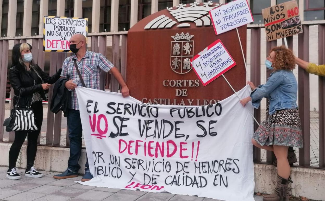 Trabajadores del centro se concentran en las Cortes. 