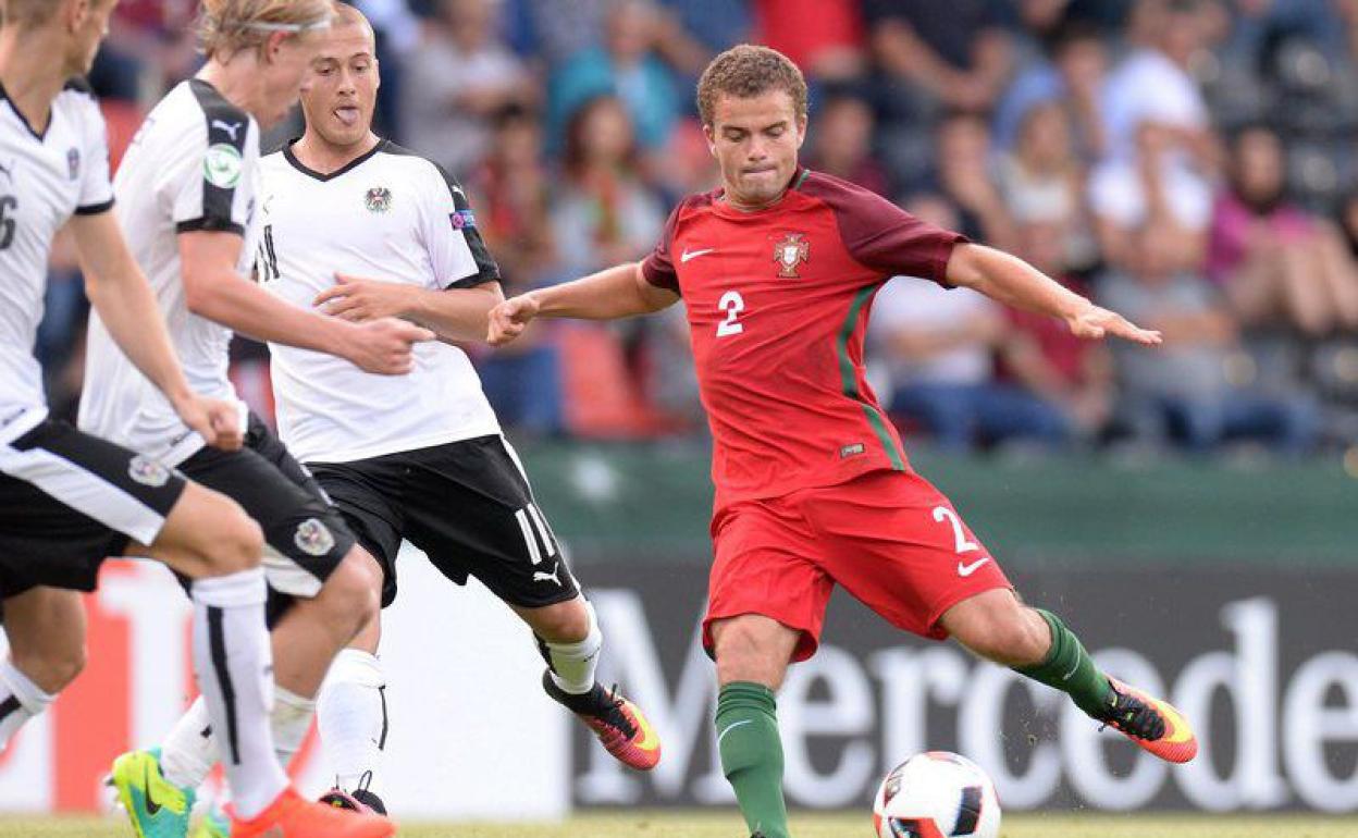 Pedro Empis, en un partido con las selecciones inferiores de Portugal.