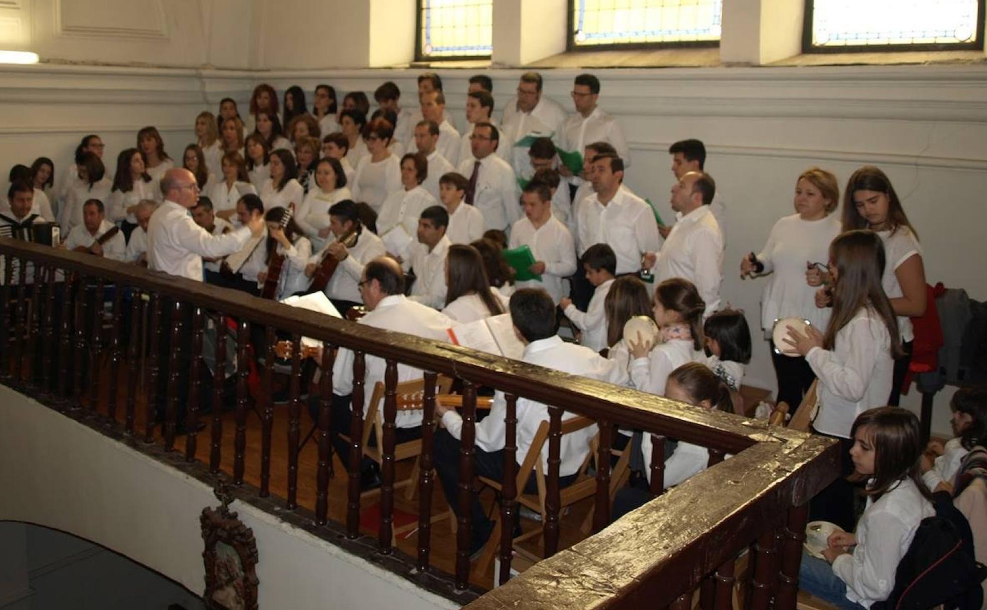 Coro de Navidad durante la interpretación de la Misa Pastorela de Pedrajas de San Esteban.