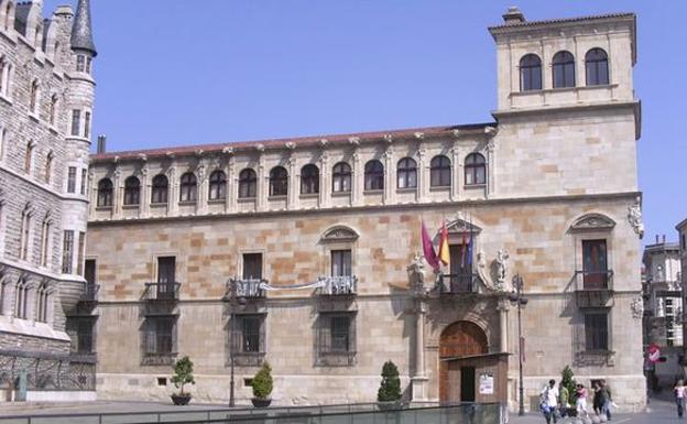 La sede de la Diputación, en el Palacio de los Guzmanes de León.