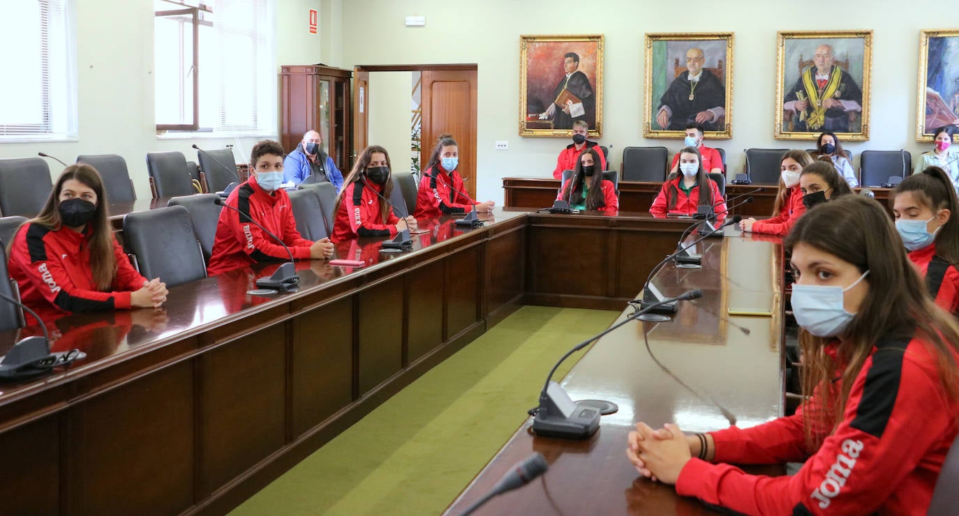 Varias jugadoras de la plantilla del Baloncesto Femenino Léon.