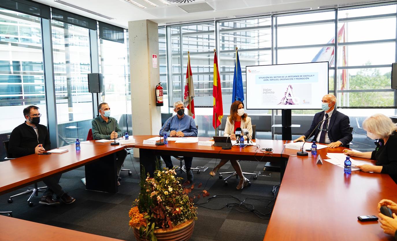 La consejera de Empleo e Industria, Ana Carlota Amigo, junto a miembros de la directiva de FOACAL, informa de nuevas iniciativas para el impulso y la modernización de la artesanía de Castilla y León.