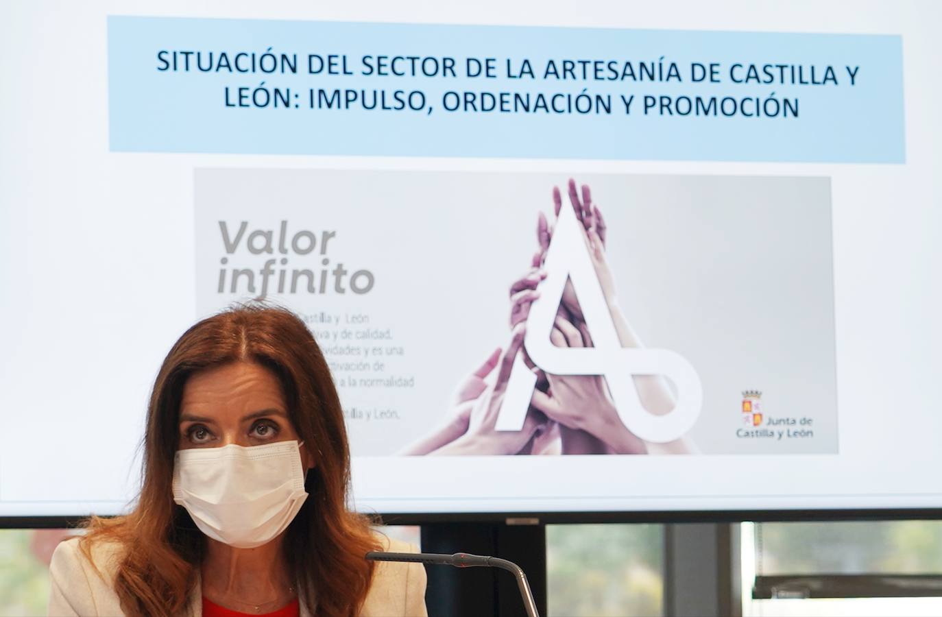La consejera de Empleo e Industria, Ana Carlota Amigo, junto a miembros de la directiva de FOACAL, informa de nuevas iniciativas para el impulso y la modernización de la artesanía de Castilla y León.