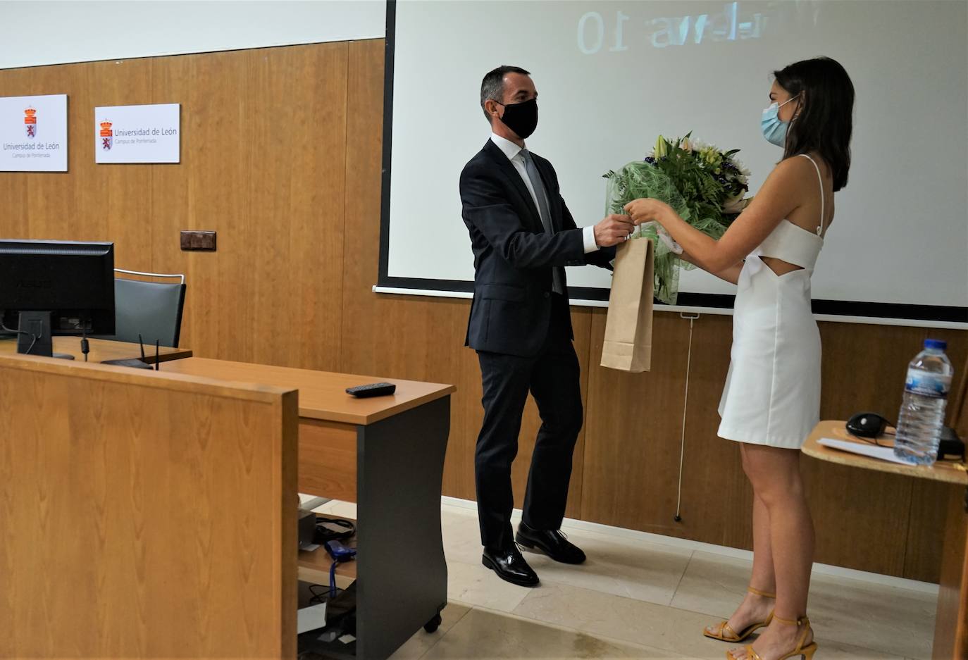 Los 48 integrantes de la promoción 2017-2021 recogió sus becas en un acto solemne que se celebró el pasado lunes bajo la presidencia de la vicerrectora Pilar Marqués.