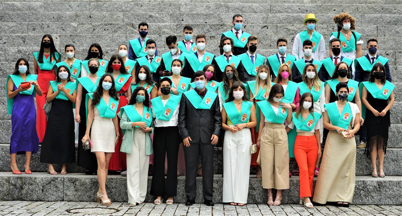 Los 48 integrantes de la promoción 2017-2021 recogió sus becas en un acto solemne que se celebró el pasado lunes bajo la presidencia de la vicerrectora Pilar Marqués.