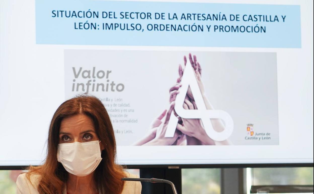 La consejera de Empleo e Industria, Ana Carlota Amigo, junto a miembros de la directiva de FOACAL, informa de nuevas iniciativas para el impulso y la modernización de la artesanía de Castilla y León.