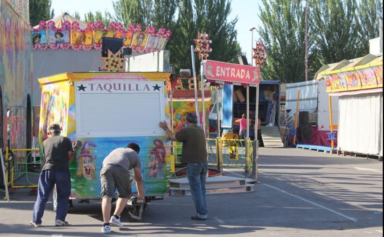 Los feriantes preparan las atracciones.