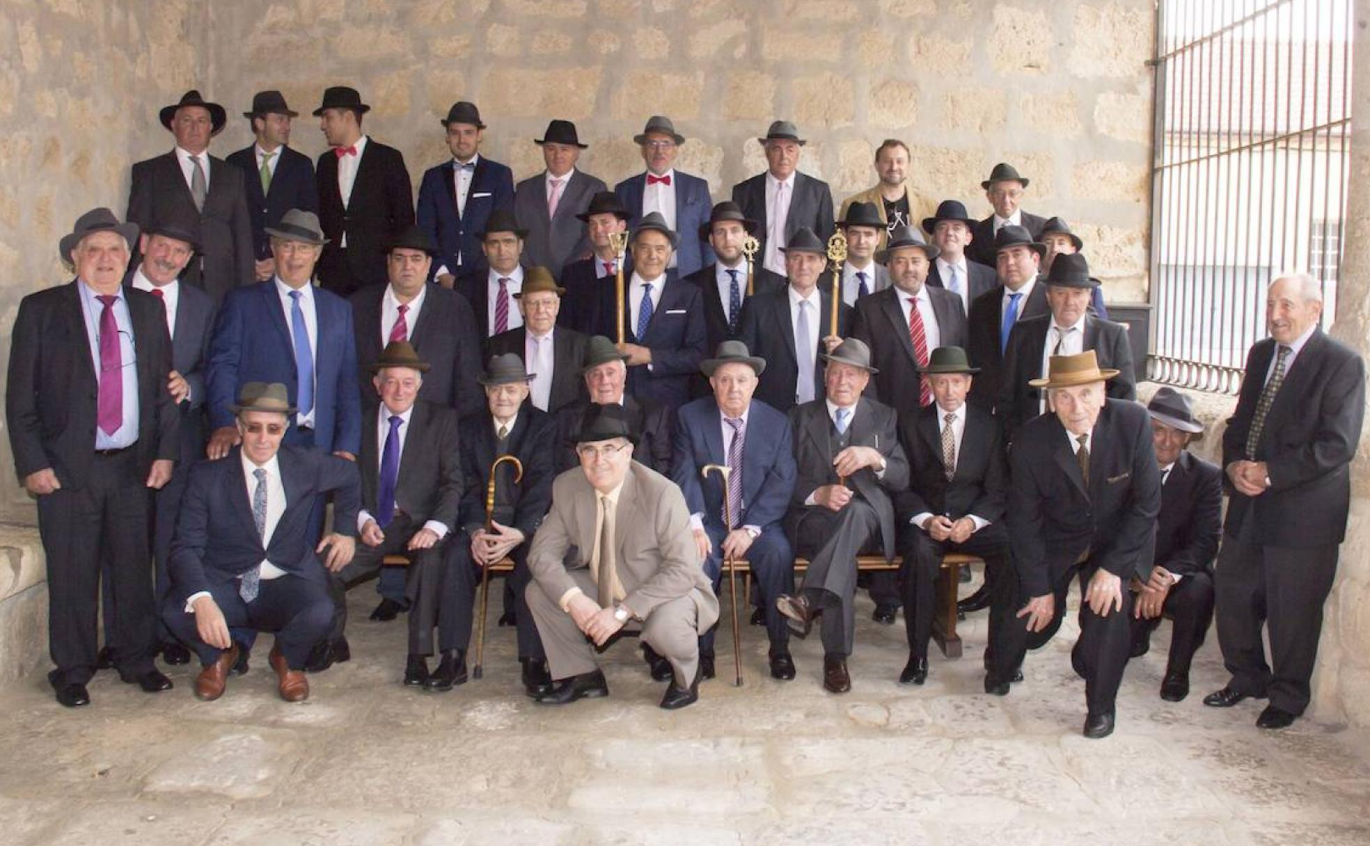 Integrantes de la cofradía del Santísimo Sacramento y de la Misericordia, la más antigua, con su característico sombrero de ala ancha.