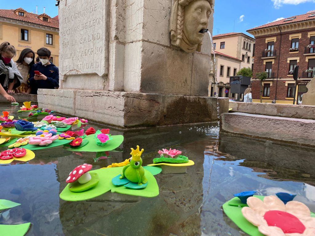 Alumnos de Maristas y La Anunciata despidieron el curso y dieron la bienvenida al verano con nenúfares en la fuente de San Isidoro y San Marcelo.