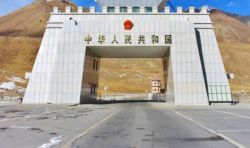 Carretera del Karakórum. 1.200 kilómetros que recorren la antigua ruta de la seda y conectan la ciudad de Kashgar (China) con el norte de Pakistán. Seguirla lleva a atravesar la cordillera del Karakórum, lo que supone que en algún momento alcanzaremos los más de 4.600 metros de altitud. Has leído bien, 4.600 metros. Es la carretera pavimentada más alta del mundo. 