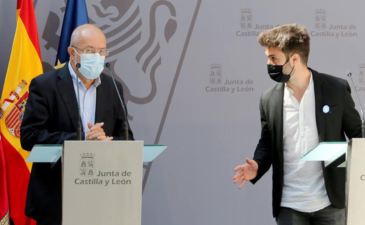 El vicepresidente, portavoz y consejero de Transparencia, Ordenación del Territorio y Acción Exterior, Francisco Igea, participa en la presentación del informe 'La Salud en la cooperación al desarrollo y la ayuda humanitaria' realizado por Médicos del Mundo y medicusmundi. Junto a él, Pedro Campuzano, coordinador de Médicos del Mundo en Castilla y León.