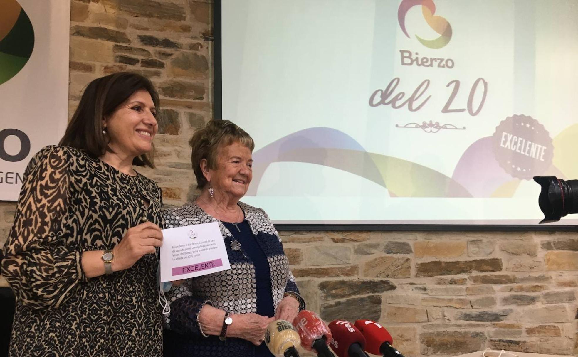 La presidenta del Consejo Regulador de la DO Bierzo junto a la enóloga Isabel Mijares en la calfiicación de la añada 2020.