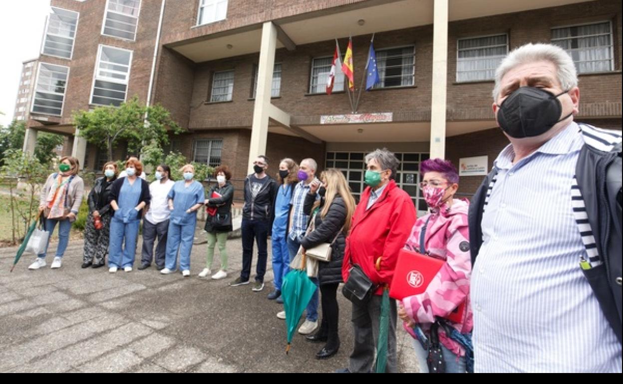 Los trabajadores de la Escuela Hogar de Ponferrada, a las puertas del centro. 