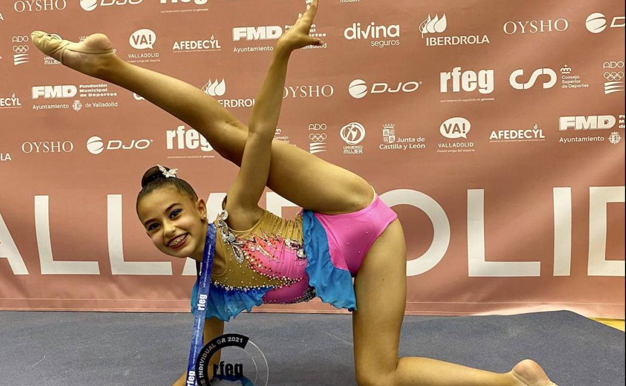 Carmela Pérez posa con su medalla.