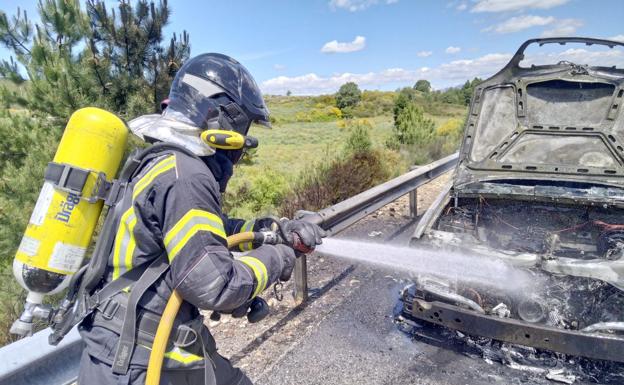 BOmberos de Ponferrada interviniendo en la zona del suceso. 