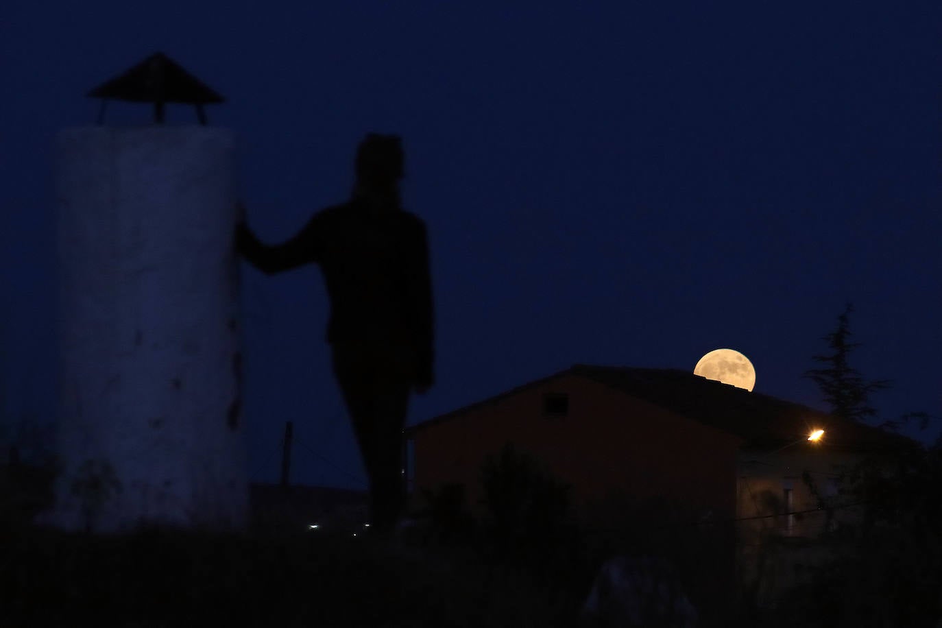 La Luna llena de fresa se alza sobre la capital leonesa