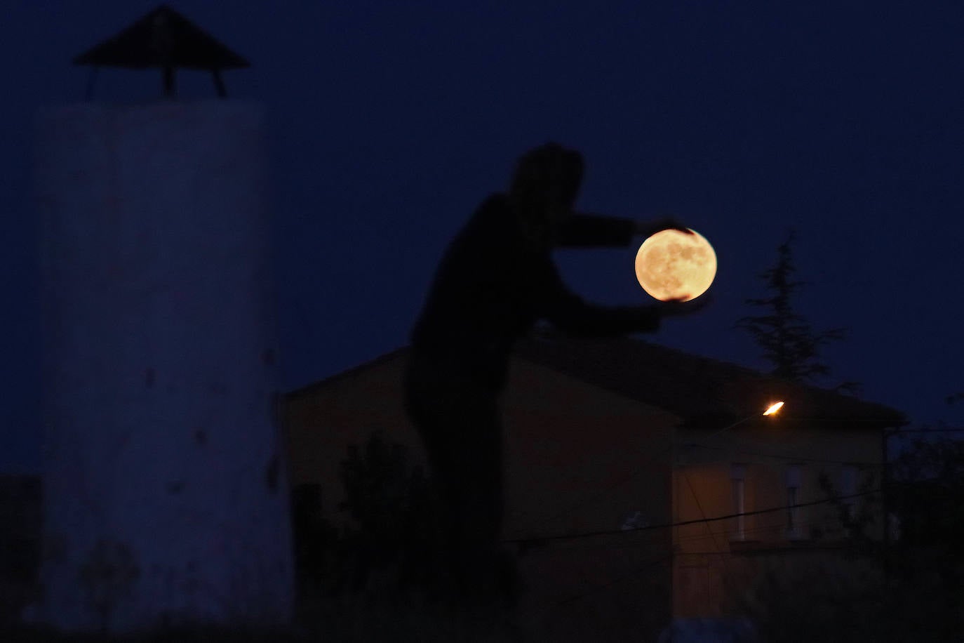 La Luna llena de fresa se alza sobre la capital leonesa