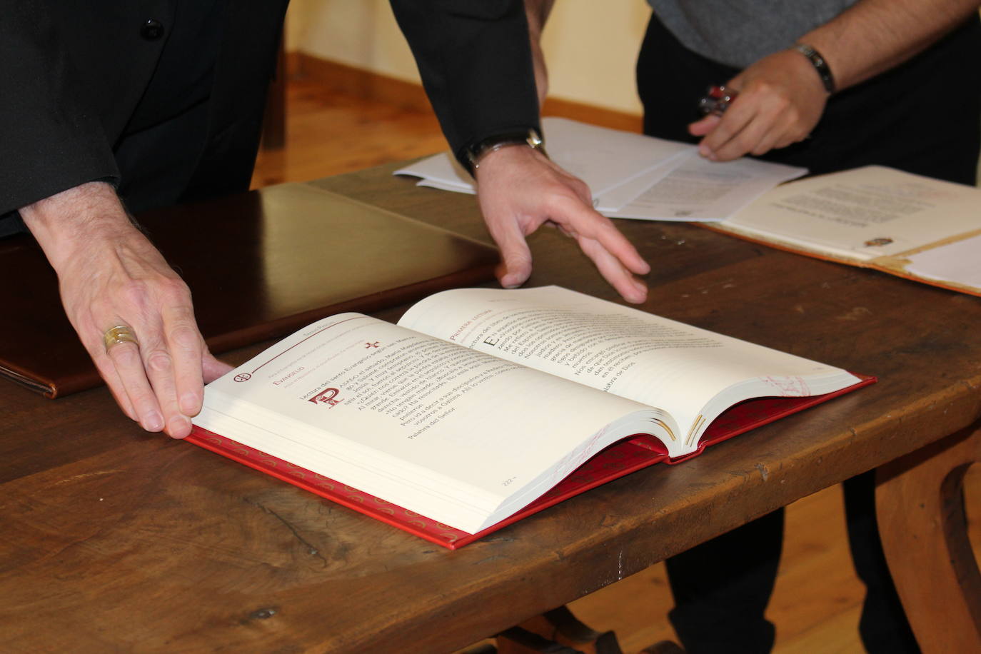 Cuatro delegados episcopales y un nuevo vicario general toman el relevo en el Consejo episcopal en un acto simbólico y cargado de recuerdo e ilusión en el Salón del Trono del Obispado de León