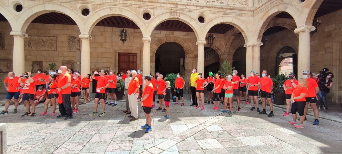 Dos corredores de posan junto a sus nietos a su llegada al Palacio de los Guzmanes.