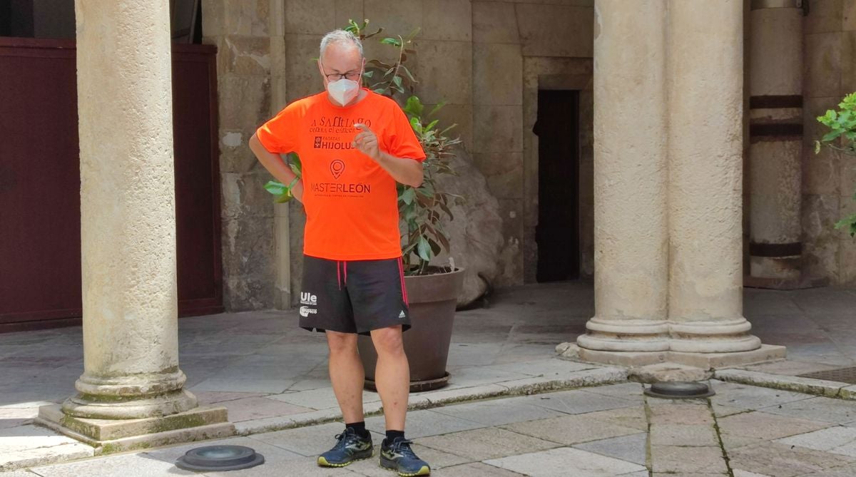 Dos corredores de posan junto a sus nietos a su llegada al Palacio de los Guzmanes.